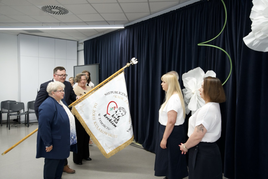 Trzy wielkie święta w jeden dzień! Wyjątkowy jubileusz i nadanie imienia w Zespole Szkół „Krok za krokiem”